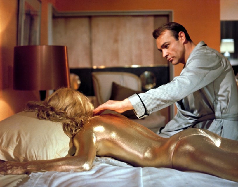 Postać Jill Masterson, kochanki agenta 007, która - pomalowana od stóp do głów złotą farbą - ginie na skutek fikcyjnego "uduszenia skóry", przypadła początkującej aktorce Shirley Eaton. /materiały prasowe