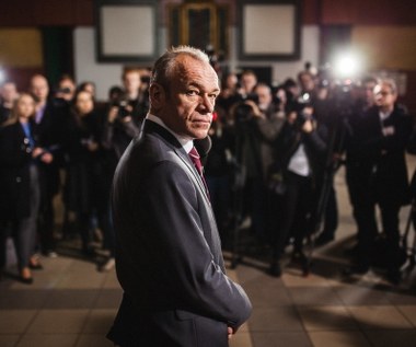 Postać premiera kreowana przez Mariusza Bonaszewskiego to jedna z nielicznych powracających postaci serialu.

 