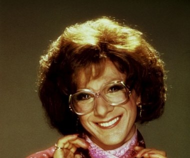 Postacie, jakie odgrywał w tamtym czasie Dustin Hoffman nierzadko wpisywały się w ten obraz. W "Nędznych psach", "Lennym" czy w "Sprawie Kramerów" aktor gra bohaterów, którzy stają się outsiderami we własnym świecie i muszą walczyć o przetrwanie.

Pod koniec lat 70. Dustin Hoffman miał już opinię jednego z najbardziej utalentowanych aktorów amerykańskich, ale dopiero grając w takich filmach, jak "Tootsie" czy "Rain Man" udowodnił, że potrafi zagrać wszystko, nawet rolę kobiecą...