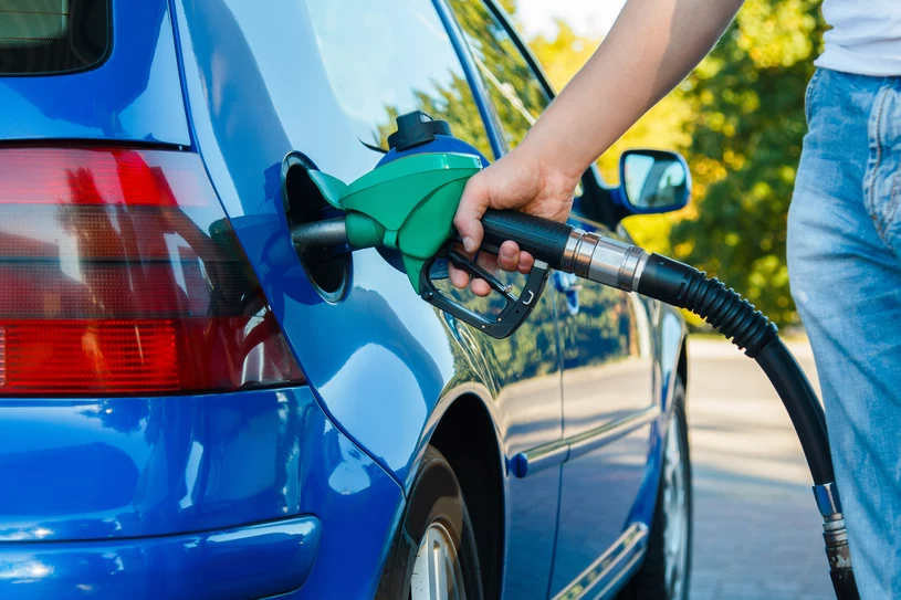 Postanowiono sprawdzić o ile droższe jest tankowanie na stacji paliw przy autostradzie w porównaniu ze stacją oddaloną od dróg szybkiego ruchu. /123RF/PICSEL