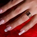 Postaw na świąteczny french. Eleganckie paznokcie z bożonarodzeniową nutą