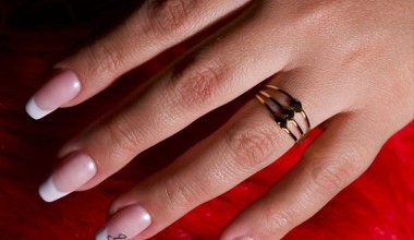 Postaw na świąteczny french. Eleganckie paznokcie z bożonarodzeniową nutą