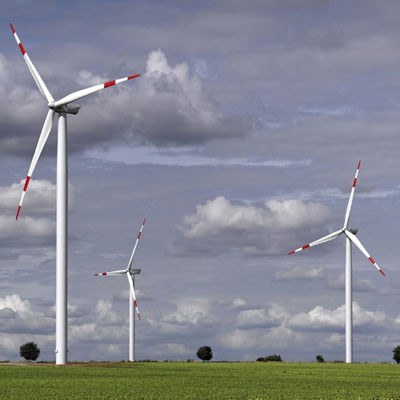Postawienie nowoczesnego wiatraka o mocy 1,5 MW to koszt ok. 10 mln złotych /AFP