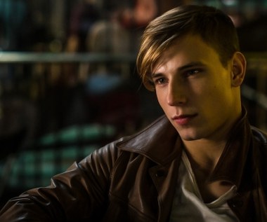 - Postawiliśmy na twarze mało znane, wierząc, że one właśnie dodadzą filmowi świeżości, młodości. Poza tym z nieznanym aktorem łatwiej utożsamić się widzowi - tłumaczył obsadową decyzje producent "Miasta 44" Michał Kwieciński.

Partnerująca Pawłowskiemu Zofia Wichłacz otrzymała za swój występ nagrodę dla najlepszej aktorki na Festiwalu Filmowym w Gdyni. 

Po sukcesie "Miasta 44" Pawłowskiego oglądaliśmy na kinowym ekranie w filmie "Warsaw By Night".

- Konrad jest jedynakiem, pod dużym wpływem matki; przeszkadza mu jej nadopiekuńczość, chce się od niej odciąć, uwolnić - tak aktor charakteryzował swego bohatera.

- Młody człowiek, także młody aktor, lubi swobodę. Myślę, że pani reżyser obdarzyła mnie jakąś formą zaufania, a gdy je poczujesz, bardziej wierzysz w to, co proponujesz - Pawłowski chwalił współpracę z reżyserką Natalią Koryncką-Gruz.