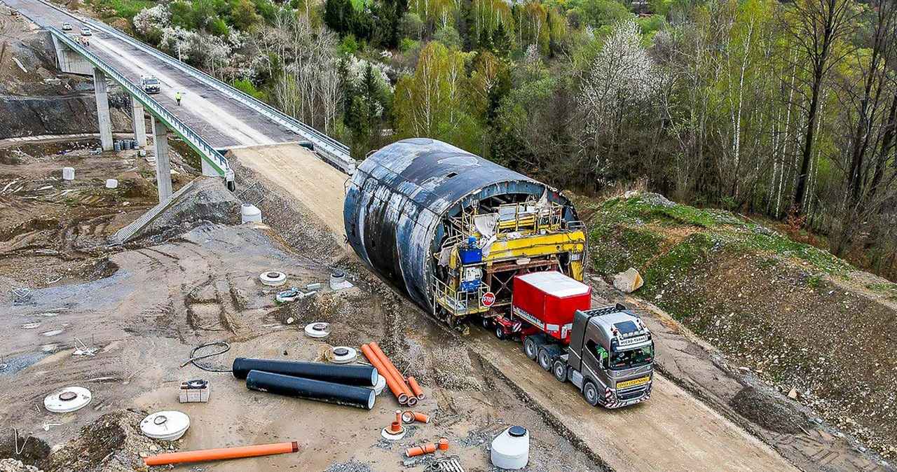 Postęp prac był możliwy m.in dzięki przetransportowaniu ruchomego szalunku z tunelu w masywie Barania /GDDKiA