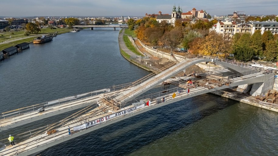 Postęp prac przy budowie kładki pod koniec października /Anna Kaczmarz / Polska Press /East News