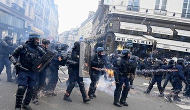 Postępowe elity swoje, lud swoje. Francja płonie!