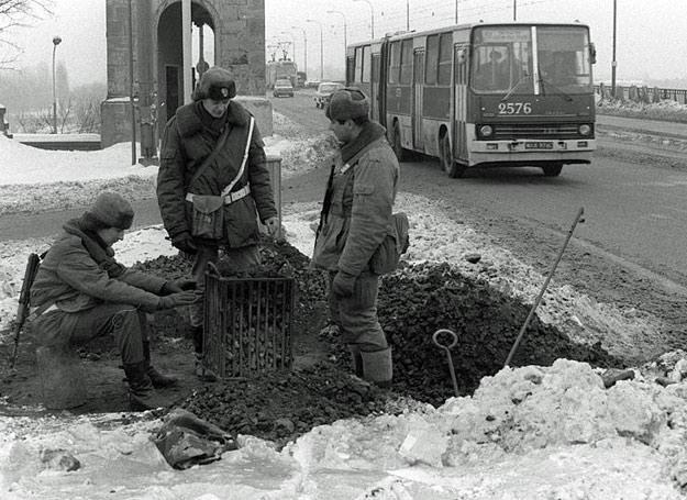 Posterunek wojskowy przed Mostem Poniatowskiego w Warszawie, grudzień 1981 r. /AFP
