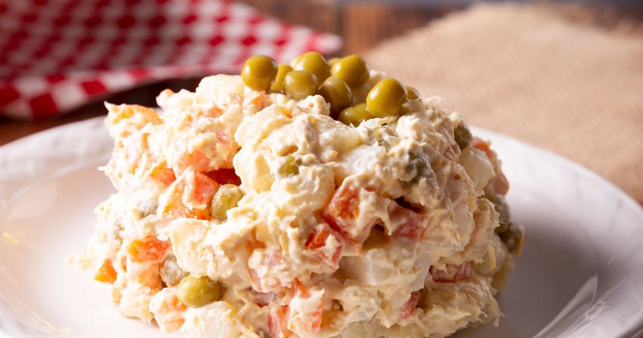 Postna sałatka śledziowa powstaje z prostych i łatwo dostępnych składników /hayaship /123RF/PICSEL