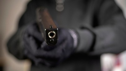 Postrzelił ochroniarza i uciekł. Policja szuka młodego mężczyzny