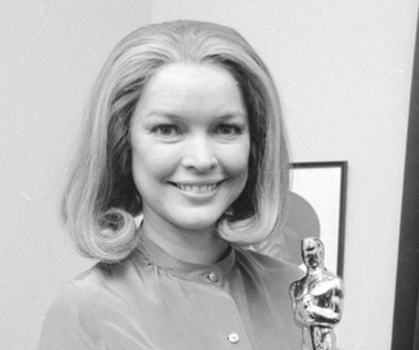 Poświęcenia się jednak opłaciły. "Egzorcysta" z miejsca stał się kinowym przebojem, co nie przeszkodziło mu także w osiągnięciu bardzo wysokich walorów artystycznych. Film nominowano do Oscara w dziesięciu kategoriach, w tym Burstyn za najlepszą główną rolę żeńską (ostatecznie dzieło Friedkina nagrodzono za najlepszy scenariusz adaptowany i dźwięk).

Pokrytą 24-karatowym złotem statuetkę przedstawiającą rycerza opierającego się na dwuręcznym mieczu i stojącego na rolce filmu udało się zdobyć Burstyn dopiero za trzecim razem. Podobnie jak w wypadku "Egzorcysty", gdzie grała aktorkę, tym razem również wykorzystała swoje doświadczenia pozaekranowe. W filmie "Alicja już tu nie mieszka" (1974) Martina Scorsese wcieliła się bowiem w tytułową postać, kelnerkę, która po śmierci męża sama musi zadbać o wychowanie swojego 12-letniego syna.