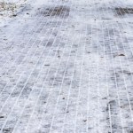 Posyp tym schody i podjazd. Nie niszczą butów jak sól, a są równie skuteczne
