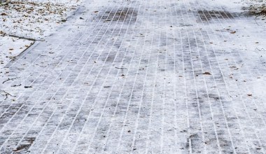 Posyp tym schody i podjazd. Nie niszczą butów jak sól, a są równie skuteczne