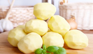 Posyp ziemniaka solą i natrzyj. Efekt totalnie cię zaskoczy