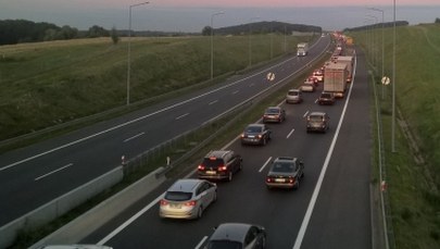 Posypały się mandaty. Ukarano gapiów za filmowanie wypadku