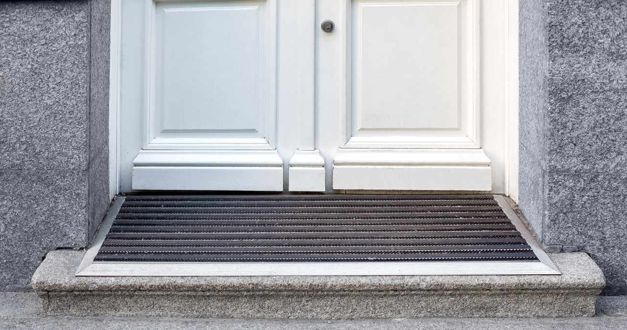 Posypanie progu domu solą to stworzenie symbolicznej bariery, która nie "wpuści" do domu pecha /Pixel