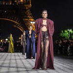 Poszerzone ramiona i długie płaszcze! Najnowsze trendy paryskiej mody dla pań