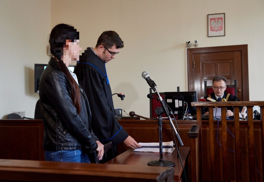 Poszkodowana przez Amber Gold mieszkanka Starogardu Gdańskiego Angelika M., jej adwokat mec. Szymon Szytniewski i sędzia Michał Jank /Adam Warżawa /PAP