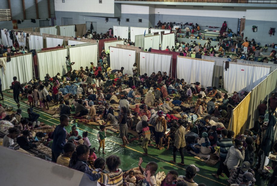 Poszkodowani w kataklizmie zgromadzeni w gimnazjum w Ankorondrano (Madagaskar) /Henitsoa Rafalia /PAP/EPA