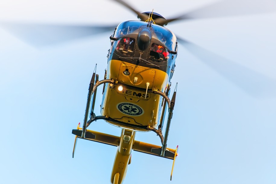 Poszkodowany mężczyzna został przetransportowany śmigłowcem do szpitala /Shutterstock