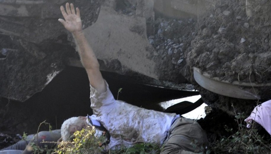 Poszkodowany proszący o pomoc /MEHMET YIRUN /PAP/EPA