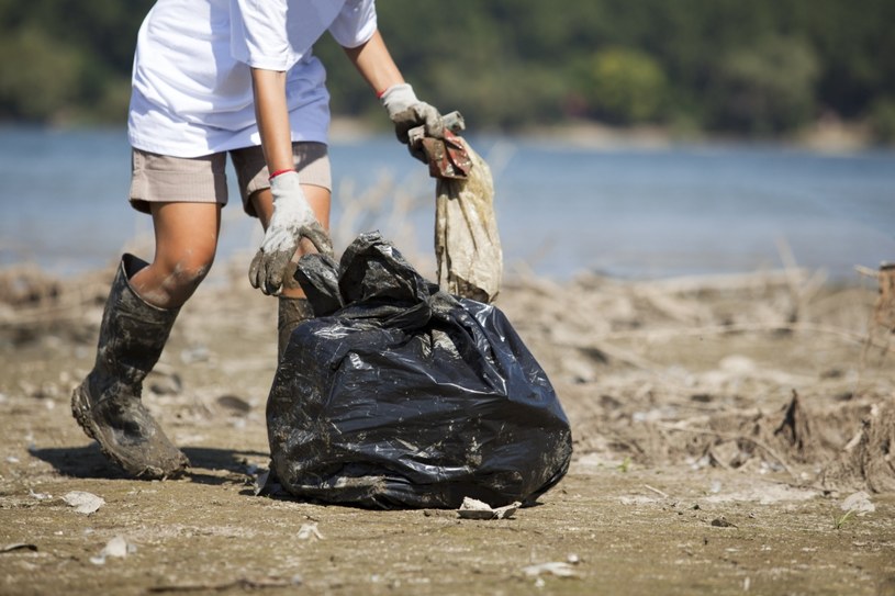 Poszła sprzątać plażę i znalazła skarb! Znalezisko analizują eksperci 