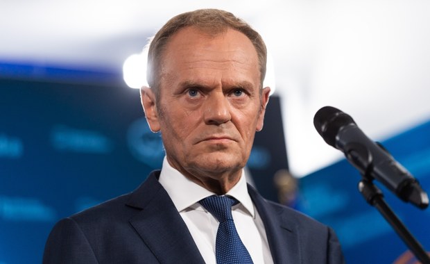 „Poszukaj na prywatnych kontach”. Tusk odpowiada Morawieckiemu