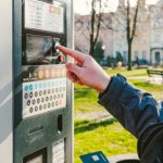 Poszukaj tego przycisku na parkomacie. Wciskasz i parkujesz za darmo