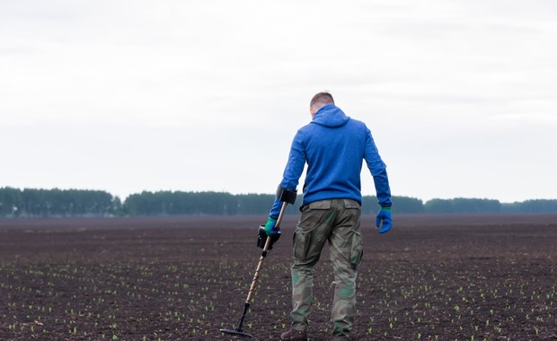 Poszukiwacz skarbów w opałach. Chciał oszukać kolegów, został aresztowany