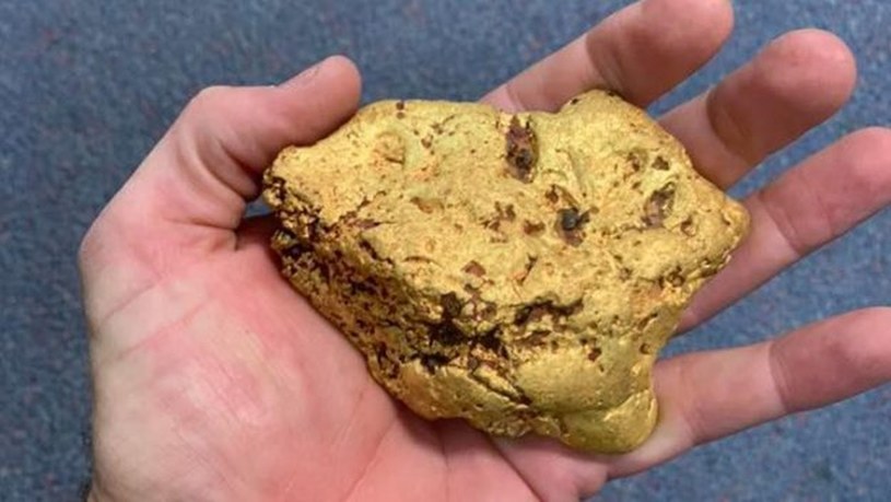 Poszukiwacz skarbów znalazł gigantyczny złoty samorodek. Zobaczcie, jak wygląda /Geekweek