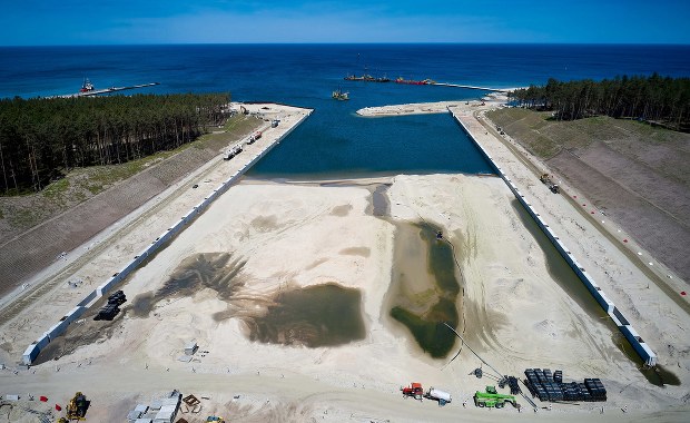 Poszukiwacze bursztynu (nielegalnie) na budowie przekopu przez Mierzeję Wiślaną [WIDEO]