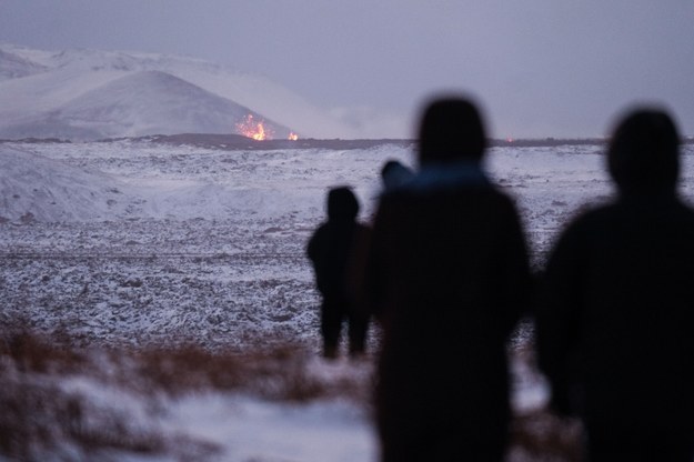 Poszukiwacze mocnych wrażeń ignorują ostrzeżenia władz o niebezpieczeństwie i udają się na miejsce erupcji wulkanu w Islandii /ANTON BRINK  /PAP/EPA