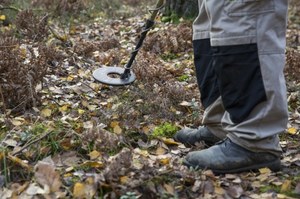 Poszukiwacze skarbów pomagają leśnikom. Sprzątają śmieci i dbają o lasy