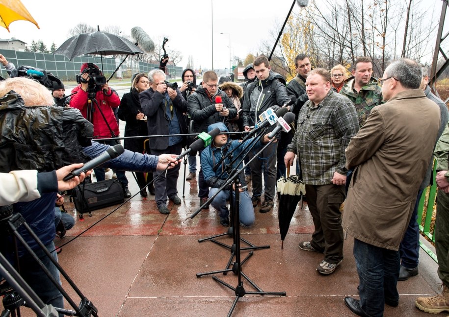 Poszukiwacze "złotego pociągu" Andreas Richter (2P) i Piotr Koper (3P) podczas konferencji prasowej związanej z rozpoczęciem badań /PAP/Maciej Kulczyński  /PAP