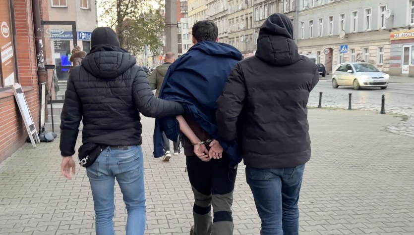 Poszukiwani listami gończymi wpadli w innym mieście. Akcja stołecznej policji