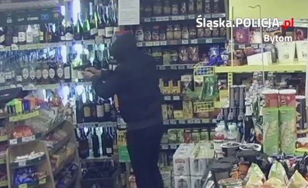Poszukiwani sprawcy rozboju w sklepie w Bytomiu. Zdjęcia z monitoringu