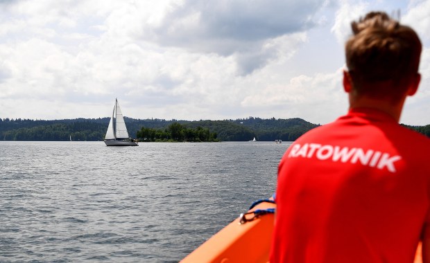 Poszukiwania na Mazurach. Mężczyzna kąpał się w jeziorze i nie wyszedł na brzeg