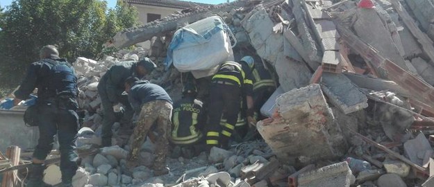 Poszukiwania ofiar trzęsienia ziemi w Amatrice /PAP/EPA/ITALIAN FIRE BRIGADE /PAP/EPA