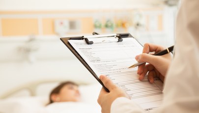 Poszukiwania pediatrów i ograniczenia wizyt. Sezon infekcyjny w szpitalach na Mazowszu