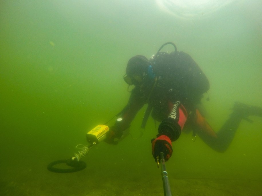 Poszukiwania w jeziorze /Muzeum Pierwszych Piastów na Lednicy /PAP