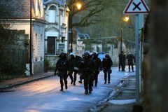 Poszukiwania zamachowców, którzy zabili 12 osob w Paryżu