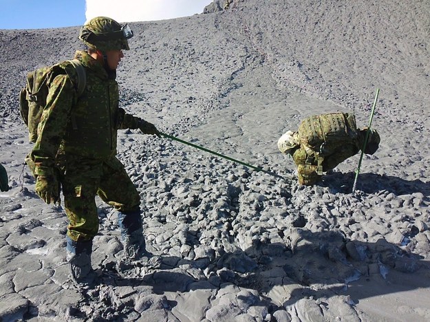 Poszukiwanie ofiar wybuchu wulkanu /JAPAN'S DEFENSE MINISTRY /PAP/EPA