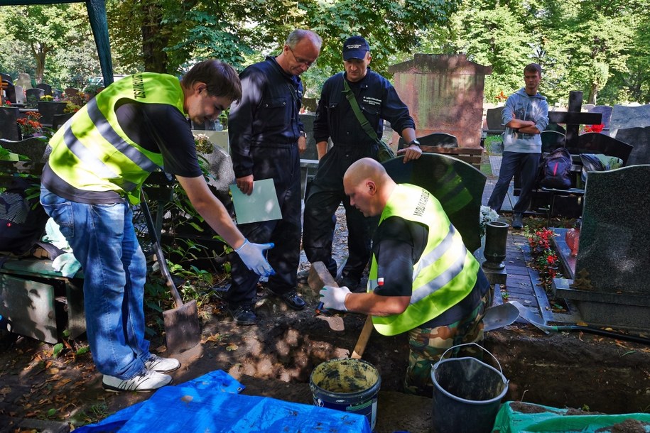 Poszukiwanie szczątków Danuty Siedzikówny ps. „Inka” na Cmentarzu Garnizonowym w Gdańsku /Adam Warżawa /PAP