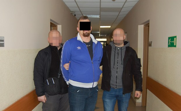 Poszukiwany 31-latek próbował uciec policjantom. Przestrzelili opony jego auta