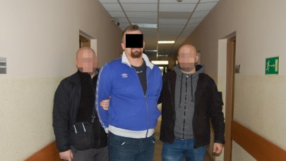 Poszukiwany 31-latek próbował uciec policjantom. Przestrzelili opony jego auta