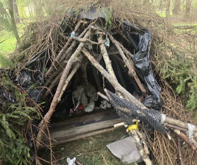 Poszukiwany 34-latek przez dwa lata ukrywał się w lesie, żyjąc w prowizorycznym szałasie, fot. Policja Wrocław /