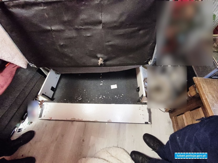 Poszukiwany 45-latek ukrył się przed policją w wersalce /KPP Lubań /Policja