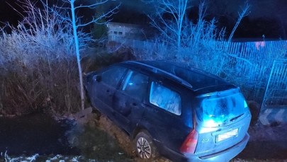 Poszukiwany i z promilami wjechał do rowu. Podawał się za swojego brata 