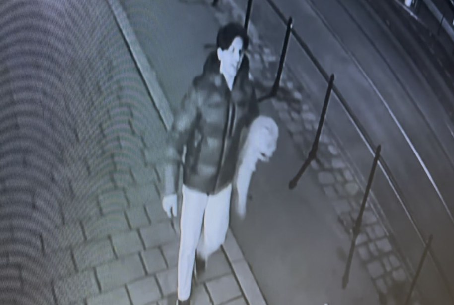 Poszukiwany mężczyzna na zdjęciu z monitoringu /Policja