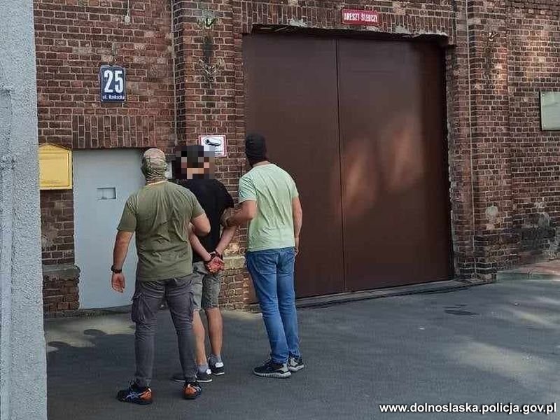 Poszukiwany od 20 lat 45-latek wpadł w ręce policji /Dolnośląska Policja /Policja